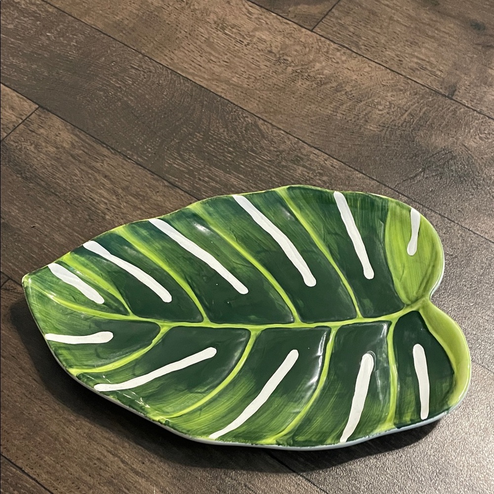 AVON Green Leaf-Shaped Decorative art